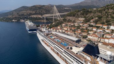 Gru limanı yakınlarındaki Franjo Tuman Köprüsü 'nün güneşli bir yaz gününde kenetlenmiş yolcu gemileriyle hava görüntüsü, Hırvatistan' ın Dubrovnik kenar mahallesi.