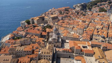 Dubrovnik 'teki Mary' nin Varsayımının Katedrali 'nin havadan görünüşü. Hırvatistan 'ın tarihi kenti Dubrovnik' in evlerinin çatılarıyla, merkezdeki kilisenin yukarısından manzara