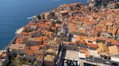 Dubrovnik 'in eski kasabasının çatıları ve caddelerinin soyut hava manzarası. Hırvatistan kıyılarında turizm beldesi manzarası