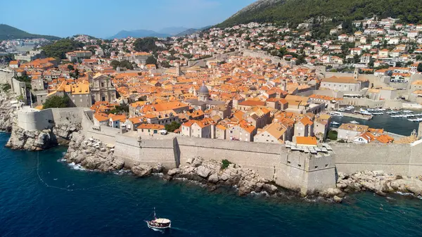 Dubrovnik kıyı şehrinin havadan görünüşü. Hırvatistan kıyısı boyunca Adriyatik Denizi 'nde tarihi kentin turistik cazibesi