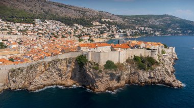 Hırvatistan 'ın Dubrovnik kentindeki St. Peter kalesinin hava manzarası. Güneşli yaz gününde Adriyatik Denizi üzerindeki kayalıklarda güçlendirilmiş şehir manzarası