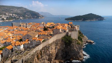 Hırvatistan 'ın Dubrovnik kentindeki St. Peter kalesinin hava manzarası. Güneşli yaz gününde Adriyatik Denizi üzerindeki kayalıklarda güçlendirilmiş şehir manzarası