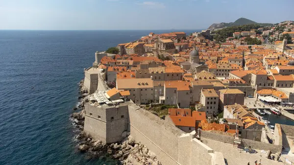 Dubrovnik kenti Adriyatik Denizi 'nin üzerindeki surları güçlendirdi. Güneşli bir yaz gününde Hırvatistan kıyısı boyunca uzanan tarihi kentin hava manzarası
