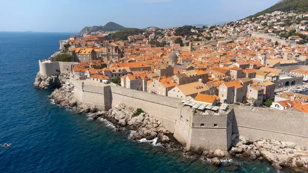 Dubrovnik kenti Adriyatik Denizi 'nin üzerindeki surları güçlendirdi. Güneşli bir yaz gününde Hırvatistan kıyısı boyunca uzanan tarihi kentin hava manzarası