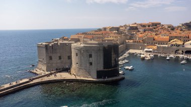 Turizm kenti Dubrovnik 'in Hırvatistan kıyısındaki tarihi limanı yakınlarındaki turizm iskelesinin havadan görünüşü. Porporela, şehrin tarihi merkezinde bir cazibedir.
