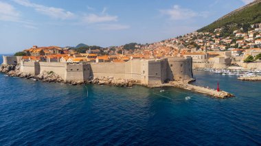 Turizm kenti Dubrovnik 'in Hırvatistan kıyısındaki tarihi limanı yakınlarındaki turizm iskelesinin havadan görünüşü. Porporela, şehrin tarihi merkezinde bir cazibedir.