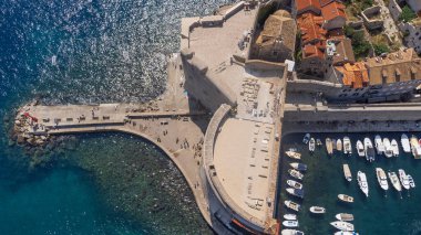 Turizm kenti Dubrovnik 'in Hırvatistan kıyısındaki tarihi limanı yakınlarındaki turizm iskelesinin havadan görünüşü. Porporela, şehrin tarihi merkezinde bir cazibedir.