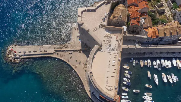 Turizm kenti Dubrovnik 'in Hırvatistan kıyısındaki tarihi limanı yakınlarındaki turizm iskelesinin havadan görünüşü. Porporela, şehrin tarihi merkezinde bir cazibedir.