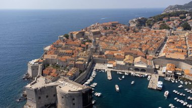 Dubrovnik limanının rıhtımlı tekneli havadan görüntüsü. Güneşli bir yaz gününde müstahkem eski kasabanın manzarası