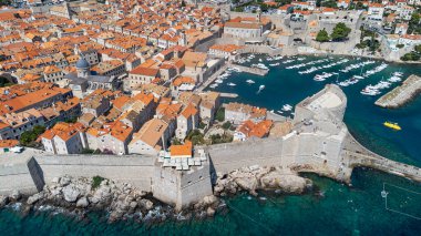 Dubrovnik limanının rıhtımlı tekneli havadan görüntüsü. Güneşli bir yaz gününde müstahkem eski kasabanın manzarası