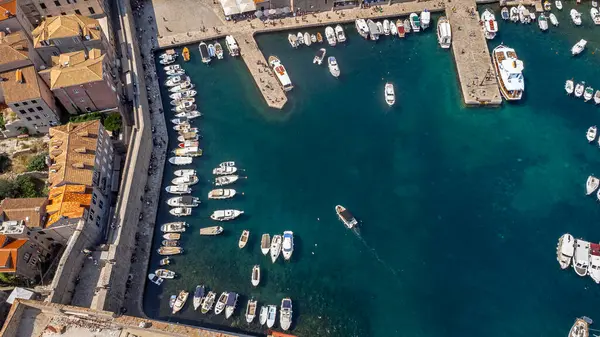 Dubrovnik limanının rıhtımlı tekneli havadan görüntüsü. Güneşli bir yaz gününde müstahkem eski kasabanın manzarası