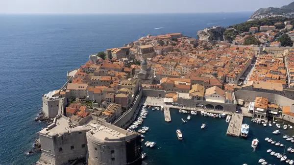 Dubrovnik limanının rıhtımlı tekneli havadan görüntüsü. Güneşli bir yaz gününde müstahkem eski kasabanın manzarası