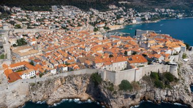 Adriyatik Denizi kıyısındaki Dubrovnik şehrinin uzak manzarası. Eski kentin muhteşem manzarası, Hırvatistan 'ın yaz turistik merkezi