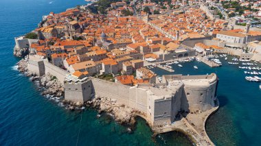 Adriyatik Denizi kıyısındaki Dubrovnik şehrinin uzak manzarası. Eski kentin muhteşem manzarası, Hırvatistan 'ın yaz turistik merkezi