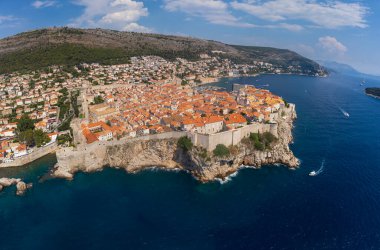 Adriyatik Denizi kıyısındaki Dubrovnik şehrinin uzak manzarası. Eski kentin muhteşem manzarası, Hırvatistan 'ın yaz turistik merkezi