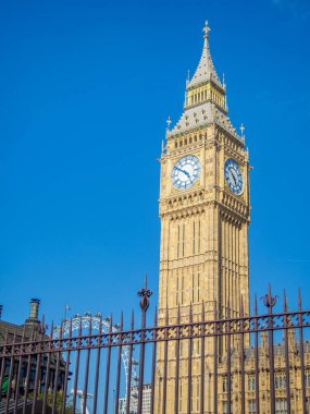 Aşağıdan Big Ben kulesinin temiz mavi arkaplanlı görüntüsü. Tarihi yapı, İngiltere 'nin ünlü İngiliz şehri Londra' nın turistik merkezi.