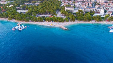 Hırvatistan 'ın Makarska kentinin havadan görünüşü. Sahili ve dağlara doğru evleri olan bir sahil şehri. Dalmaçyalı turist merkezi