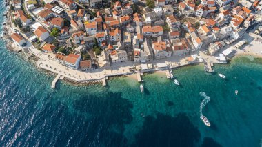 Hırvatistan 'ın Primosten kentinin Hırvatistan kıyılarının güzel hava manzarası. Yazın Adriyatik Denizi kıyısındaki bu kıyı kasabası