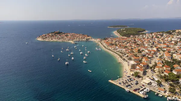 Loreto Anıtı 'nın heykeliyle Primoten kasabasının panoramik manzarası. Güneşli bir yaz gününde turist kasabasının havadan görünüşü