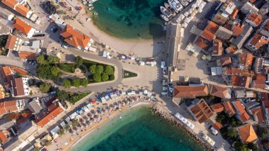 Hırvatistan 'ın Primosten kentiyle yarımadanın hava manzarası. Adriyatik Denizi 'ndeki kıyı şeridinin kuş bakışı görüntüsü