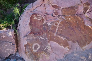 Petroglyphs kaya oymacılığı (kaya oymacılığı) taş keskisi ve taş çekiç kullanarak doğrudan kaya yüzeyini gagalamak ile yapılan kaya oymacılığıdır..