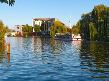 Kanzleramt von der Spreeseite gesehen