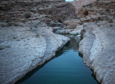 Kayaların ortasındaki nehrin yüksek açılı görüntüsü