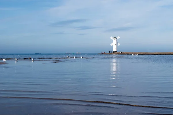 古い灯台Swinoujscie バルト海のポーランドの港 灯台は白い伝統的な風車として設計されました — ストック写真