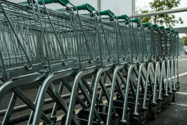 Alışveriş arabası süpermarkette sıraya girmiş. Görünüşte taraf.