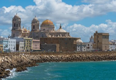 Cadiz. 5 Haziran 2022. İspanya 'daki Cadiz Katedrali okyanus manzaralı bulutlu bir günde seçici bir odak ile güzel bir set ile