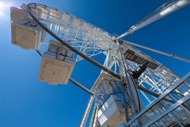 Weston Super Mare, Uk. 21 Temmuz. 2022 yılı. Weston sahilinde lunapark dönme dolabı. Parlak güneş ışığında inanılmaz bir yapı, bir tatilcinin hayali. Süslü inşaata ve çelik işçiliğine harika bir örnek..