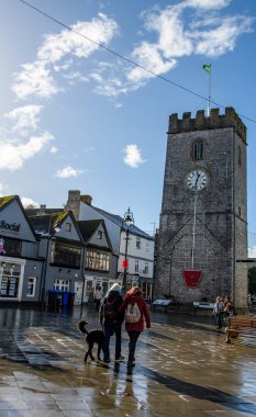 Newton Abbot. Devon. 11-07-23. Newton Abbot 'un merkezindeki saat kulesi. Eski pazar meydanı perakende dükkanları, kafeler ve işyerleriyle çevrili..