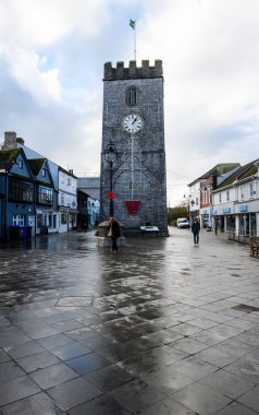 Newton Abbot. Devon. 11-07-23. Newton Abbot 'un merkezindeki saat kulesi. Eski pazar meydanı perakende dükkanları, kafeler ve işyerleriyle çevrili..