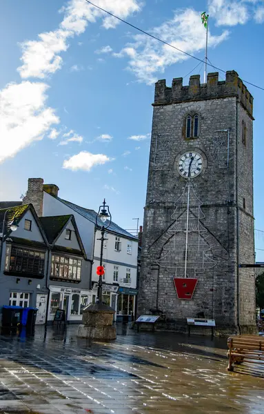 Newton Abbot. Devon. 11-07-23. Newton Abbot 'un merkezindeki saat kulesi. Eski pazar meydanı perakende dükkanları, kafeler ve işyerleriyle çevrili..