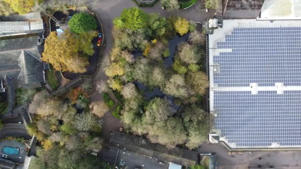牛顿方丈德文郡英国 一个大型购物中心的太阳能电池板的空中视图 这个商业大楼的工业用太阳能供应量有助于维持环境 — 图库视频影像