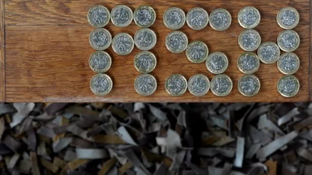 イギリスのエクセター 23について 現金と金融資金のイメージ ポンド硬貨から作られたCashという言葉は テーブルから人へとスカウトされる イギリスの通貨 貯蓄概念 — ストック動画