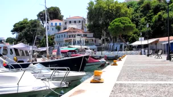 Скіатос Греція Традиційні Рибальські Денні Човни Гавані — стокове відео