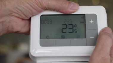 Merkezi ısıtma termostat kontrol paneli. Evdeki sıcaklığı kontrol etmek için kullanılan el bilgisayarı. Güç kullanımının izlenmesi, kış dönemi boyunca enerji maliyetlerinden tasarruf edilmesine yardımcı olur. 