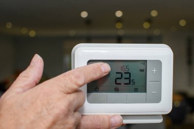 Merkezi ısıtma termostat kontrol paneli. Evdeki sıcaklığı kontrol etmek için kullanılan el bilgisayarı. Güç kullanımının izlenmesi, kış dönemi boyunca enerji maliyetlerinden tasarruf edilmesine yardımcı olur. 