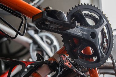 Exeter İngiltere. 01-22-24. Döngüsel depolama, vites, çerçeve ve mekanizmaları gösteren sıra sıra bisikletler. Bisiklet parçalarını, halkaları ve zincirleri kapatın. Yol ve dağ bisikletleri. 