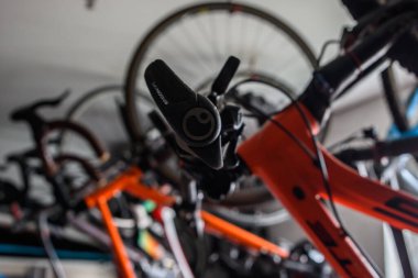 Exeter İngiltere. 01-22-24. Döngüsel depolama, vites, çerçeve ve mekanizmaları gösteren sıra sıra bisikletler. Bisiklet parçalarını, halkaları ve zincirleri kapatın. Yol ve dağ bisikletleri. 