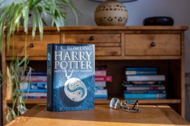 Exeter İngiltere. 02-13-24. Harry Potter ve Ölüm Yadigarları kitabı. Yazan J.K. Rowling. Büyü ve karanlık sanatlar üzerine bir gençlik kitabı. Boşluğu kopyala. 
