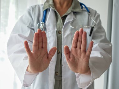 Tıbbi personel suistimali. Doktoru tehdit etmeyi bırak, doktor. Kızgın ve saldırgan bir hasta. Sıfır tolerans. 