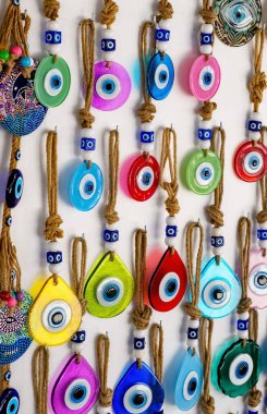 Yunan göz hatırası Yunanistan 'ın Skiathos kentindeki bir tezgahta satılık. Turistler için renkli cam hediyeler sergileniyor. İyi şans tılsımı..