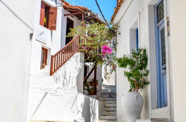 Eski bir Yunan kasabasında beyazlatılmış bir eve gidiyor. Tatil tatili esir alınması.