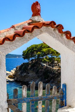 Kapıdan, Plakes sahiline bakan deniz manzarası. Yunanistan 'daki Sporades adalarının bir parçası. Tatil ve tatil fotoğrafı.