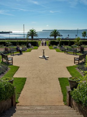 Torquay, İngiltere. 09-17-24. Torre Abbey Park ve Meadows 'daki İtalyan bahçeleri. Tarihi turizm merkezi Tropikal palmiyeler ve Akdeniz bitkileri İngiliz Rivierası 'nı sergiliyor. 