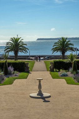 Torquay, İngiltere. 09-17-24. Torre Abbey Park ve Meadows 'daki İtalyan bahçeleri. Tarihi turizm merkezi Tropikal palmiyeler ve Akdeniz bitkileri İngiliz Rivierası 'nı sergiliyor. 