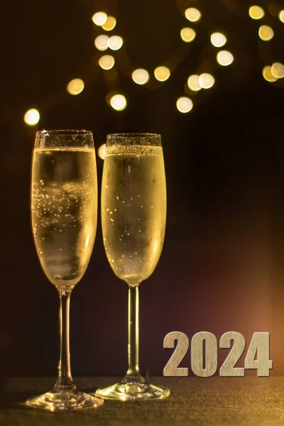 2024 görüntüde iki bardak buzlu Champaign yumuşak bir parti hafif arka planına karşı. Sağ eldeki buzlu cama odaklan.. 