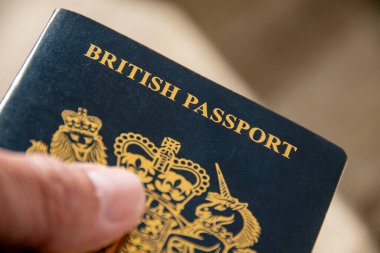 Weston Super Mare, N. Somerset, İngiltere. 10-03-23. İngiliz pasaport resmi, bir pasaport teslim ediliyor. İngiliz Pasaportu kelimelerine odaklan. 